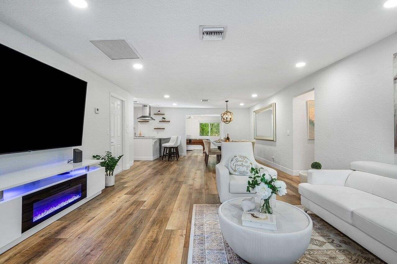 671 Lindell Blvd - Photo 6 of 50