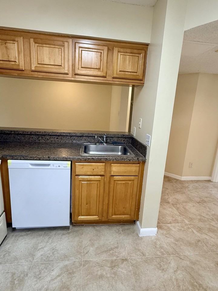 1142 Coral Club Dr #1142 - Photo 4 of 21