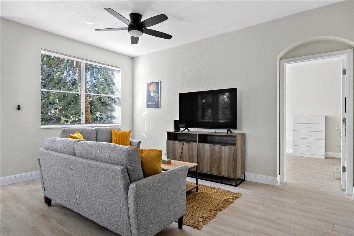 11013 Legacy Ln - Photo 4 of 38