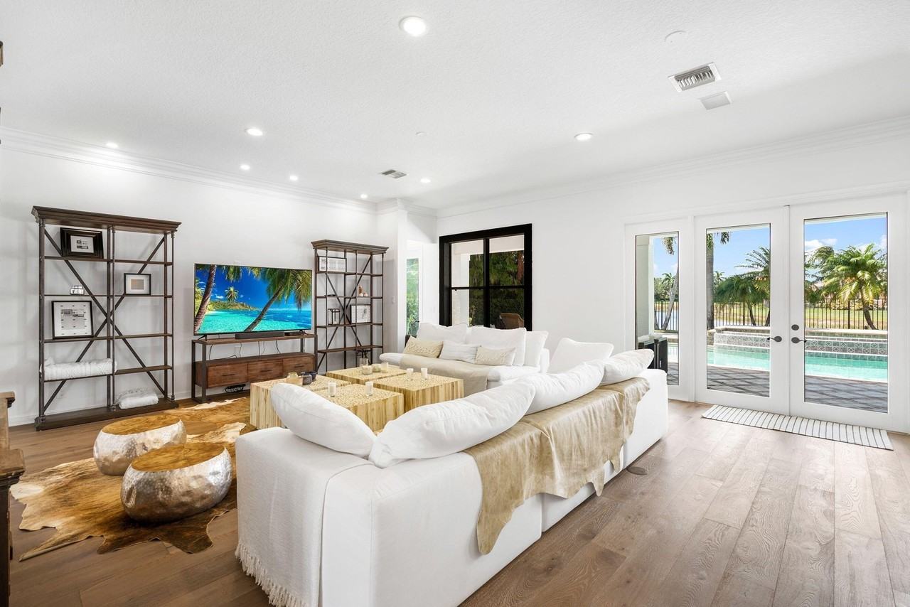 11695 Sunrise View Ln - Photo 7 of 38