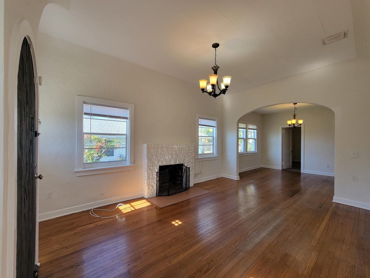 933 37th St - Photo 2 of 10