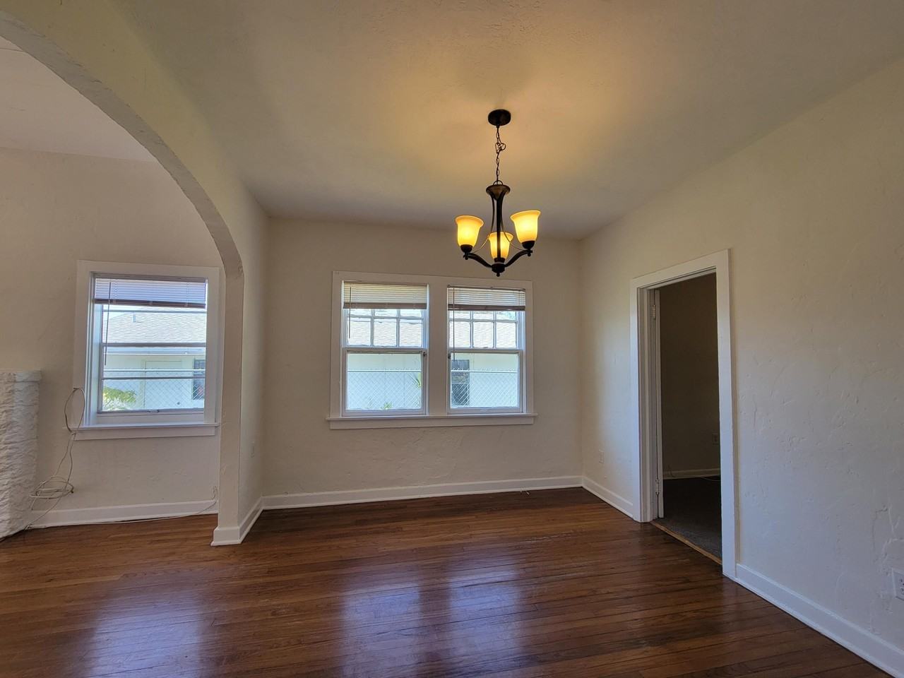 933 37th St - Photo 3 of 10