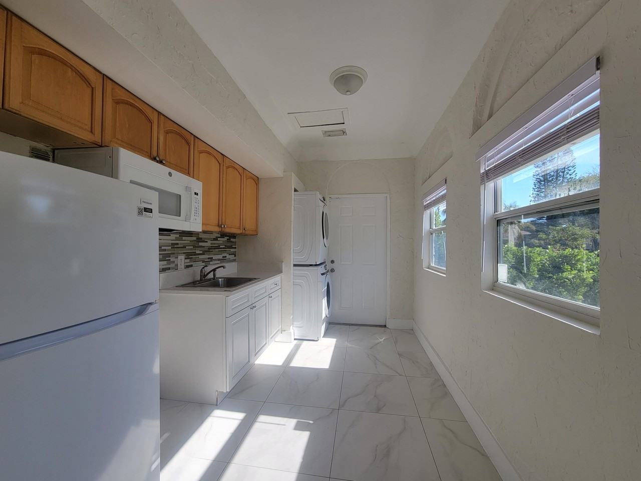 933 37th St - Photo 4 of 10