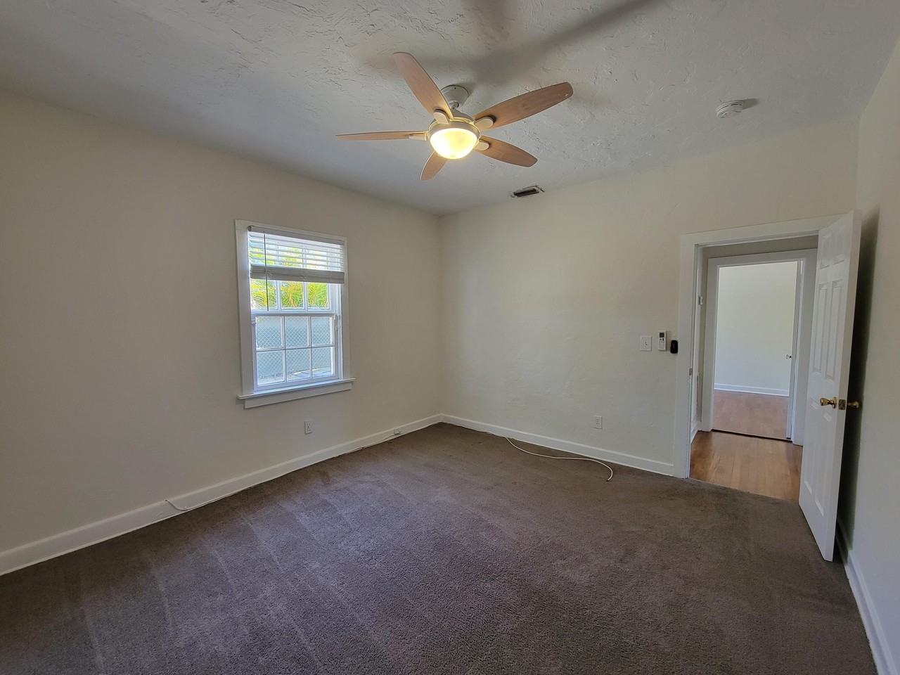 933 37th St - Photo 6 of 10