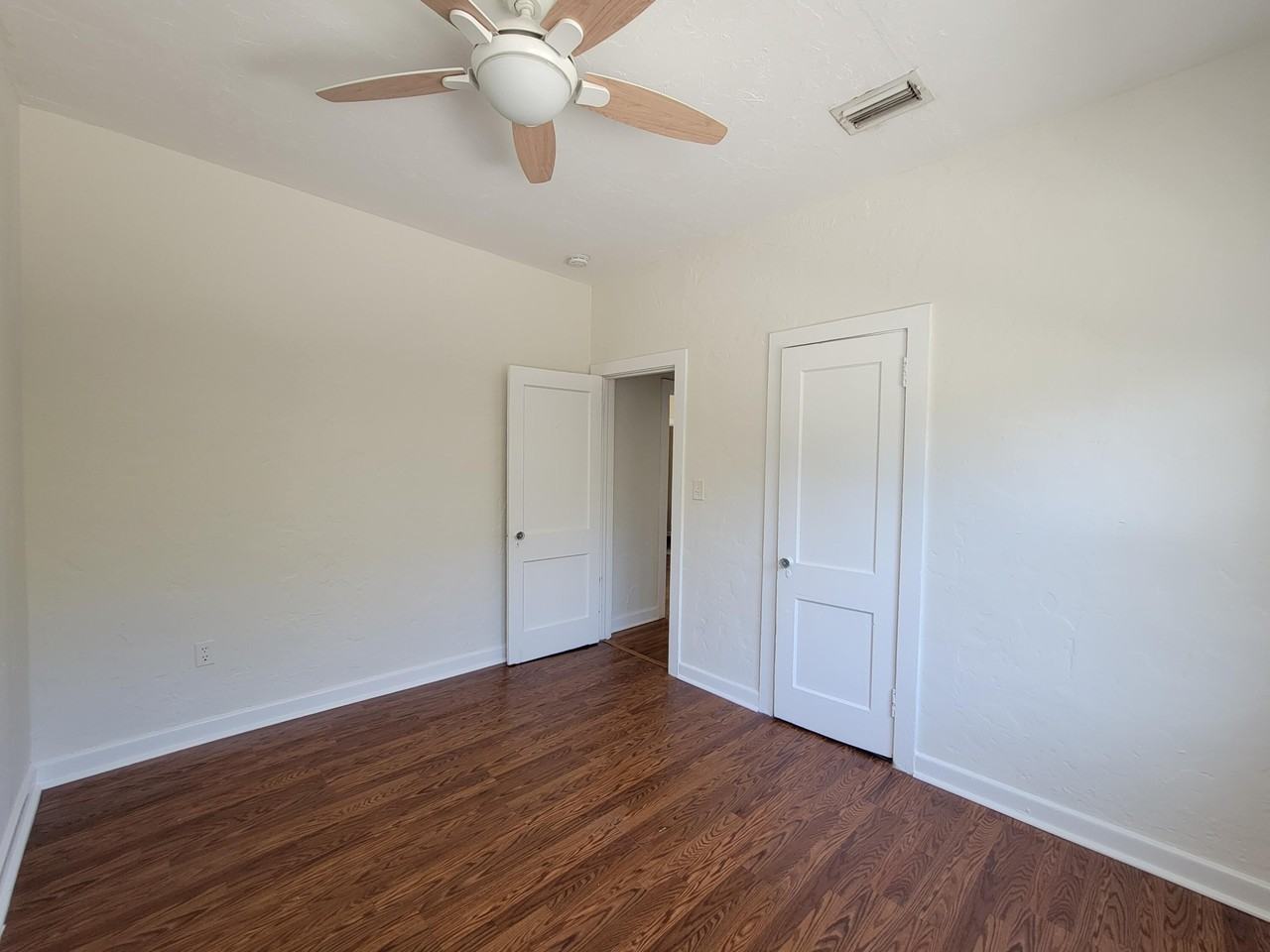 933 37th St - Photo 7 of 10