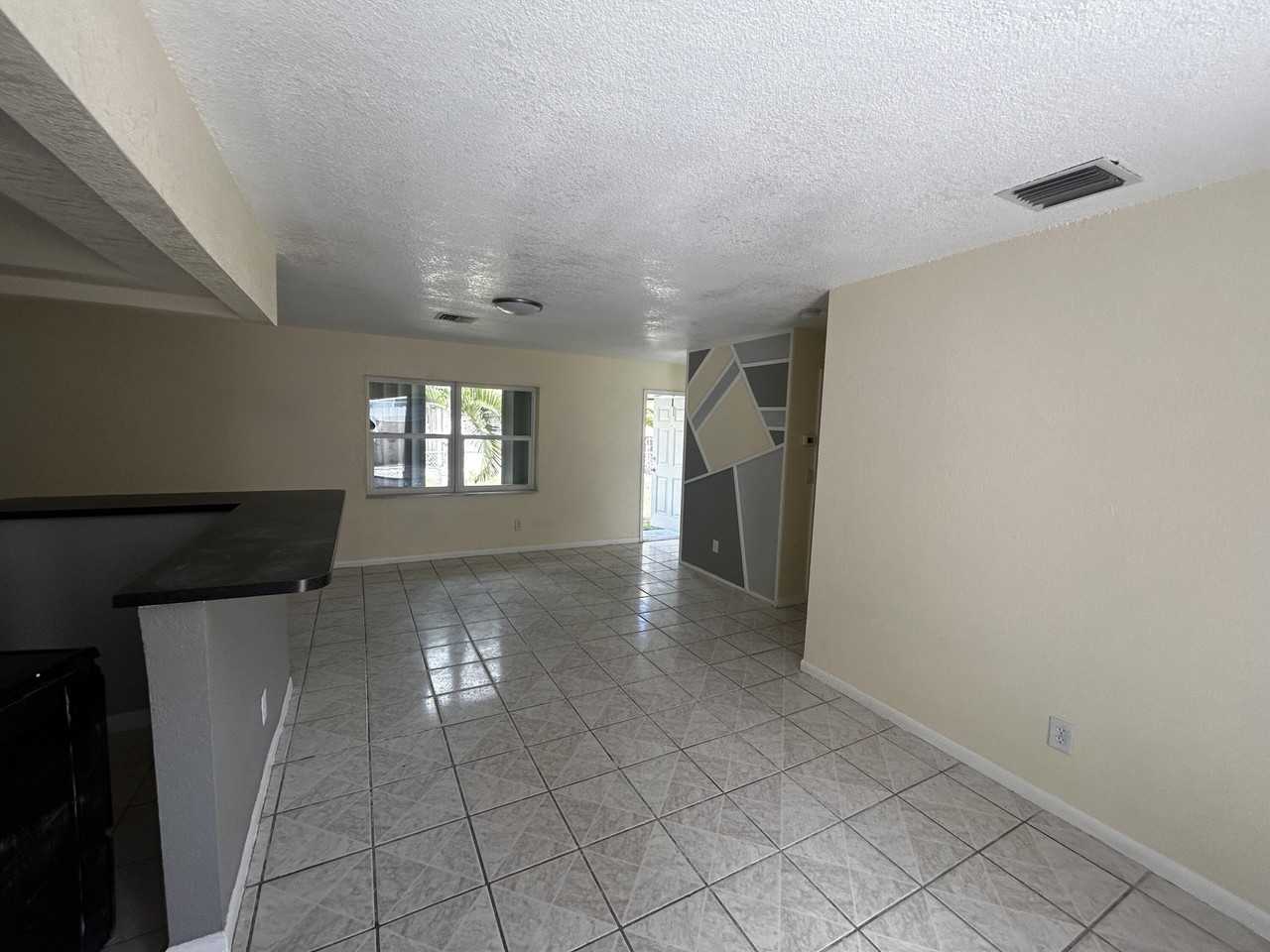 2691 Nw 8th St - Photo 2 of 4