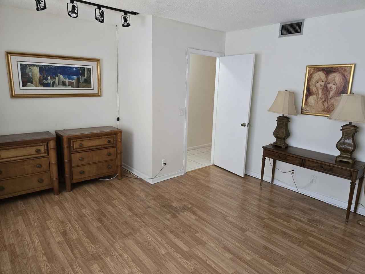 540 Mansfield N - Photo 7 of 11