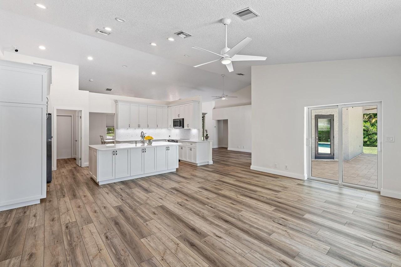 13928 82nd Ln N - Photo 5 of 43
