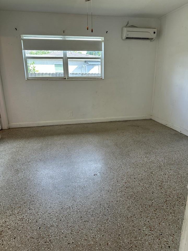1091 Sw 51st Ave - Photo 4 of 12
