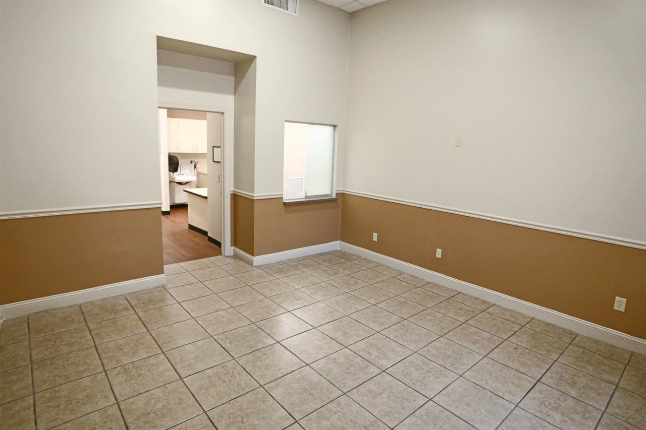 252 Southpark Cir E #252 - Photo 7 of 31
