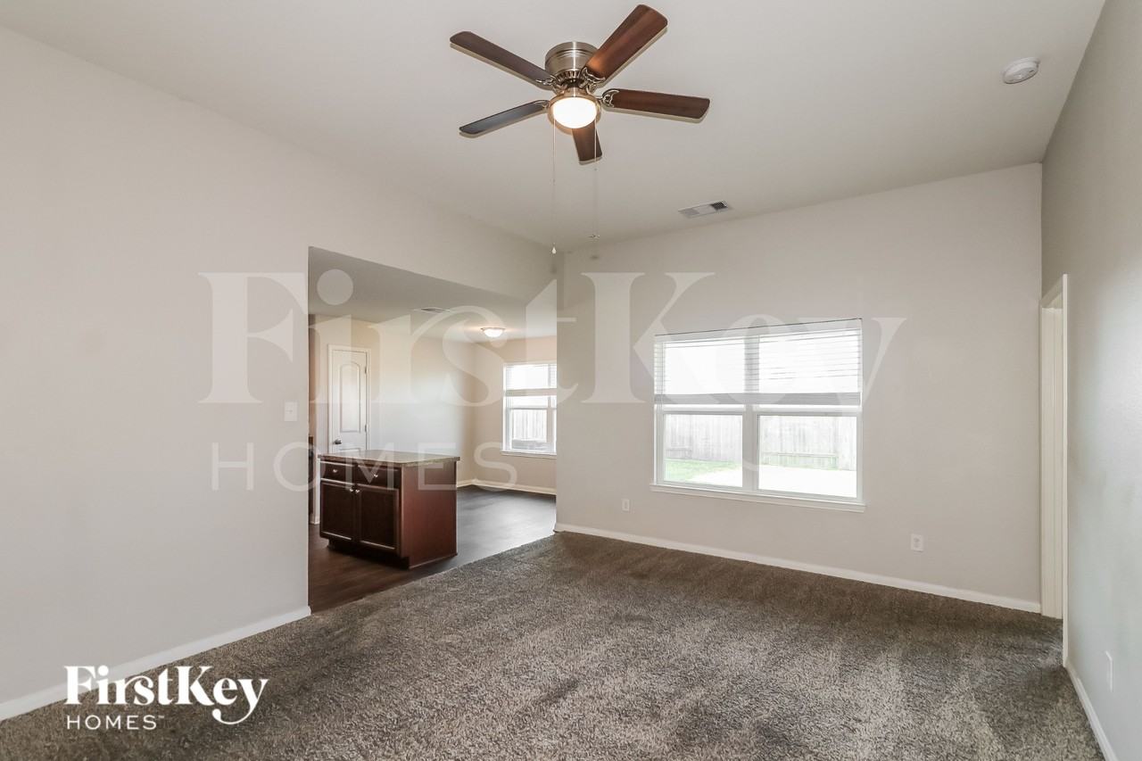 3004 Oak Ln - Photo 3 of 16
