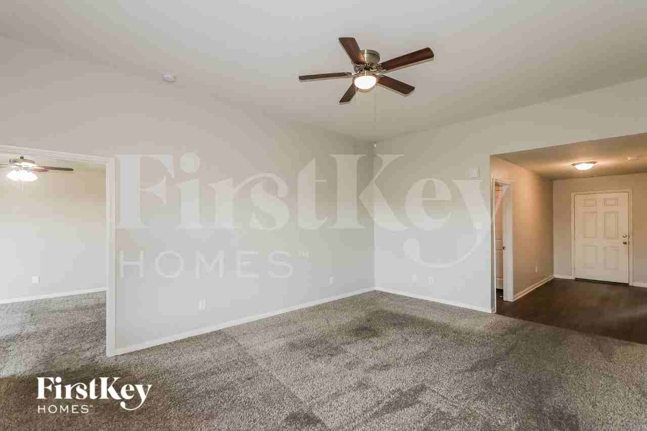3004 Oak Ln - Photo 4 of 16