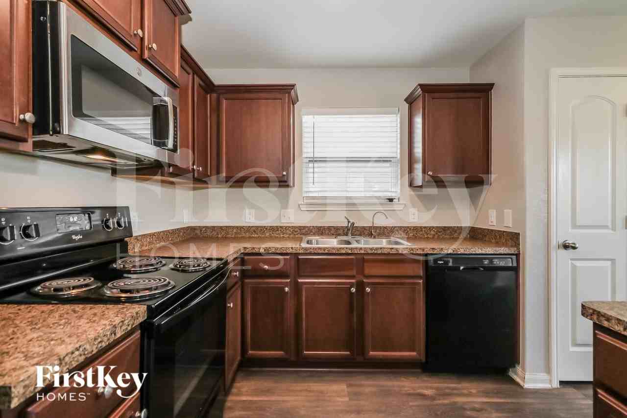 3004 Oak Ln - Photo 5 of 16