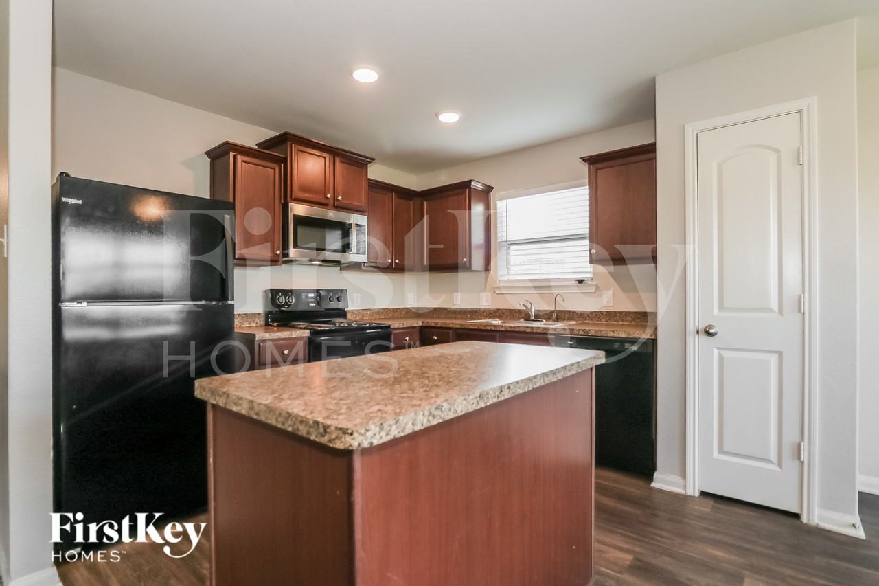 3004 Oak Ln - Photo 6 of 16