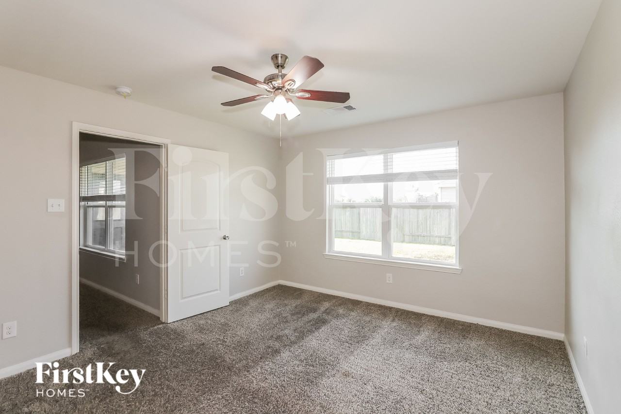 3004 Oak Ln - Photo 7 of 16