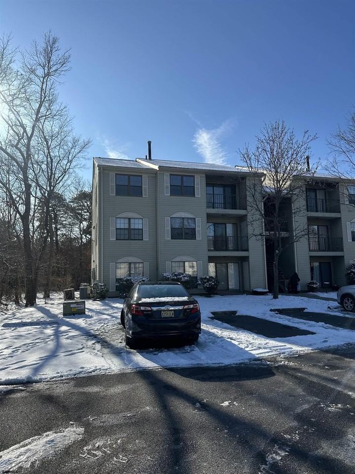 203 Colonial Ct #203