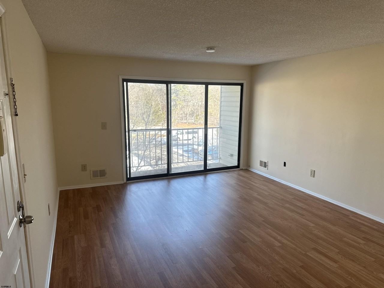 203 Colonial Ct #203 - Photo 2 of 15