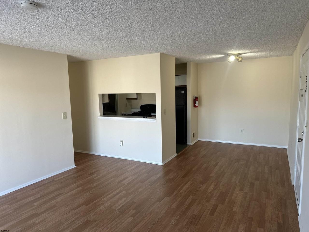203 Colonial Ct #203 - Photo 3 of 15