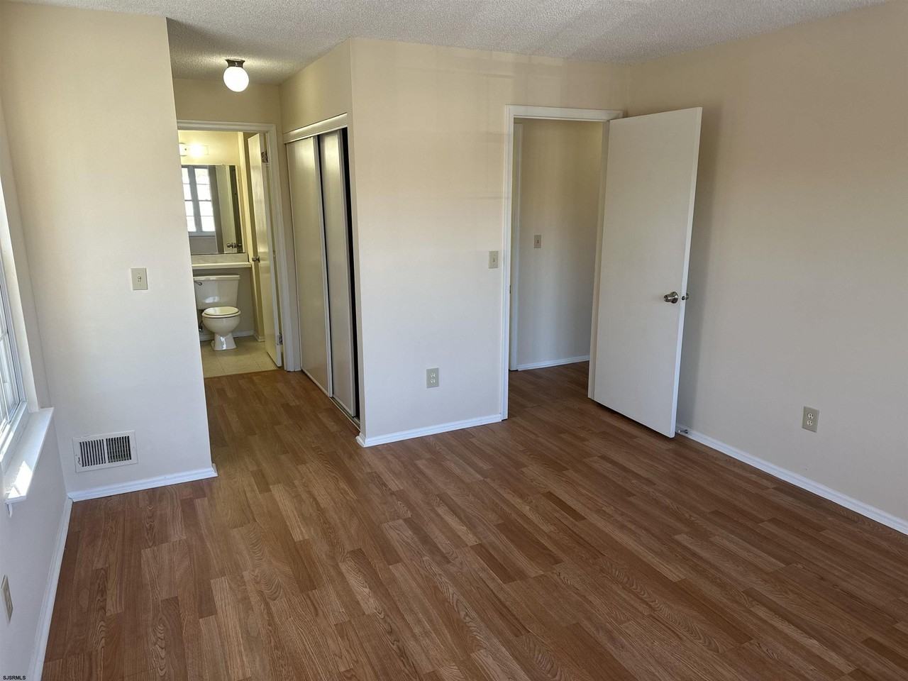 203 Colonial Ct #203 - Photo 5 of 15