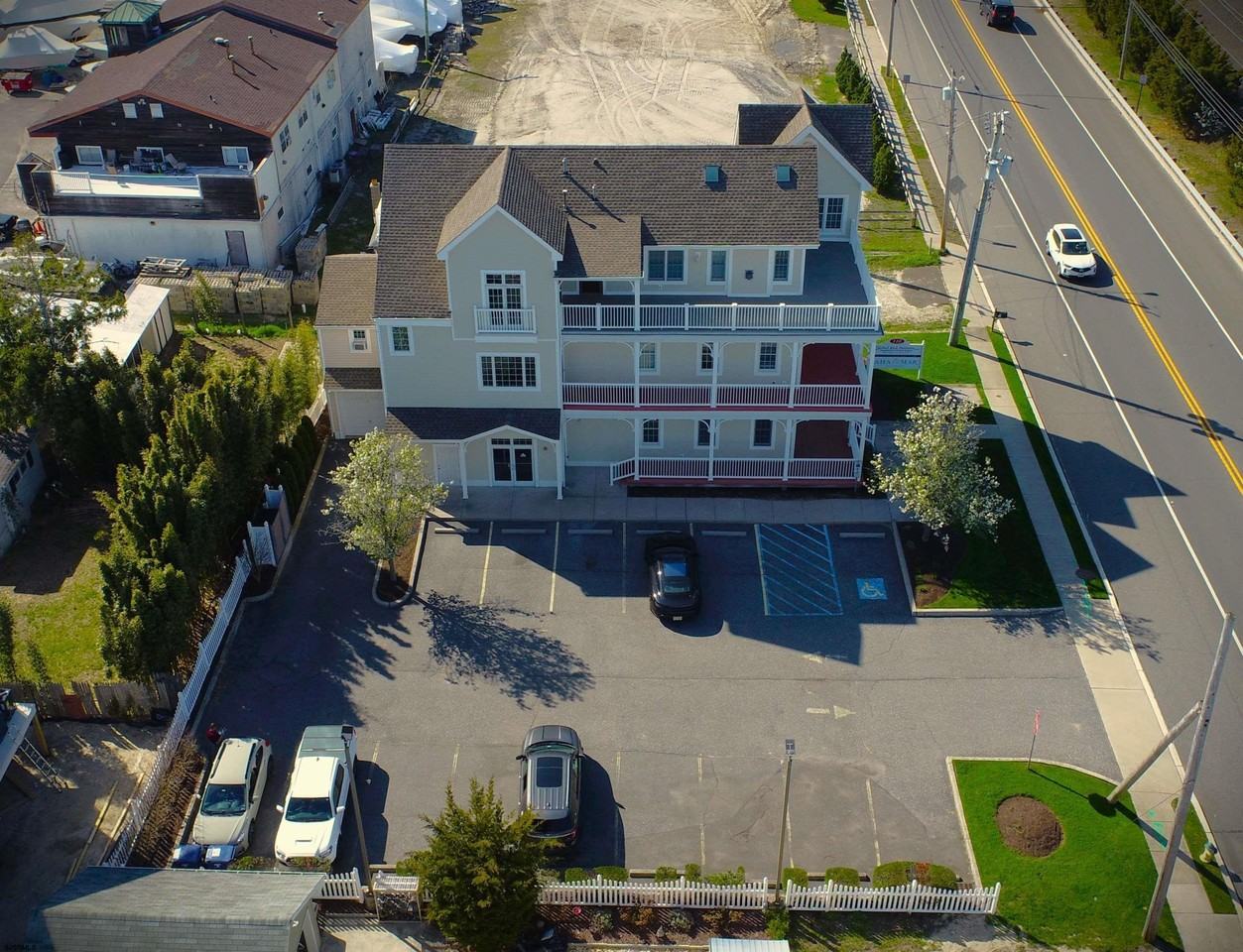 110 E Maryland Ave - Photo 3 of 31
