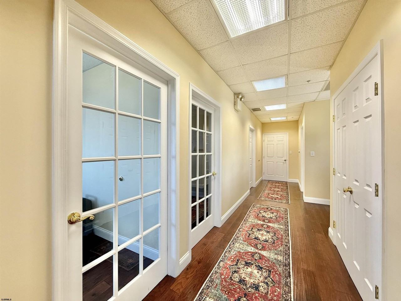110 E Maryland Ave - Photo 7 of 31