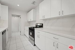 207 S Reeves Dr - Photo 2 of 8