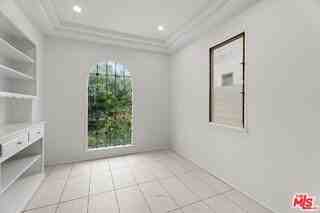 207 S Reeves Dr - Photo 3 of 8