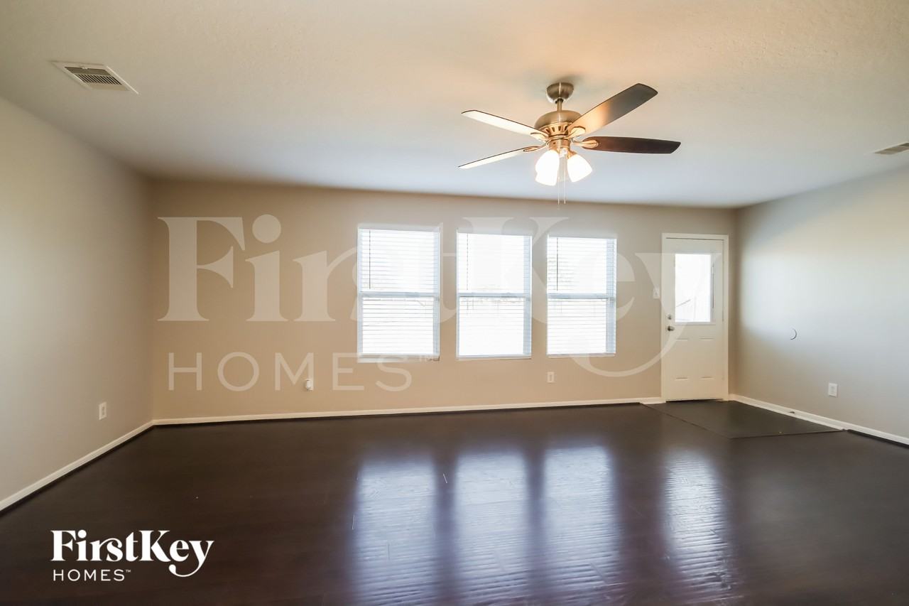 5619 Cinnamon Lake Dr - Photo 3 of 16
