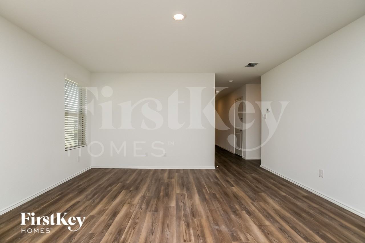 1614 River Crossing Dr - Photo 2 of 16