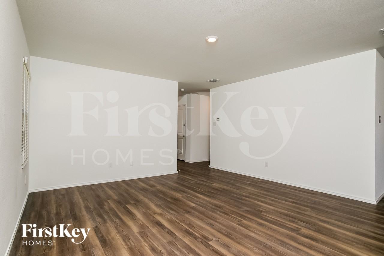1614 River Crossing Dr - Photo 3 of 16