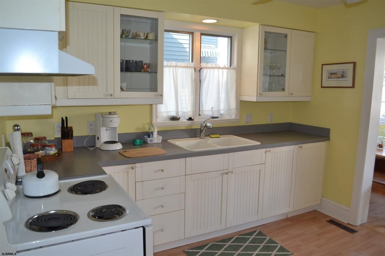 19 S Surrey Ave - Photo 7 of 23