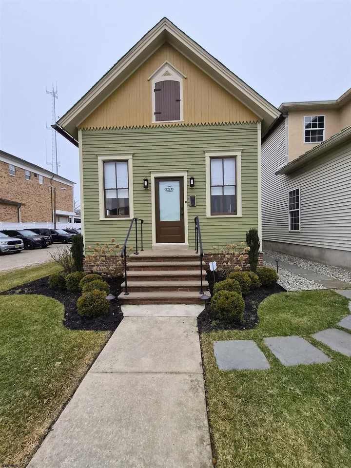 220 Vine St