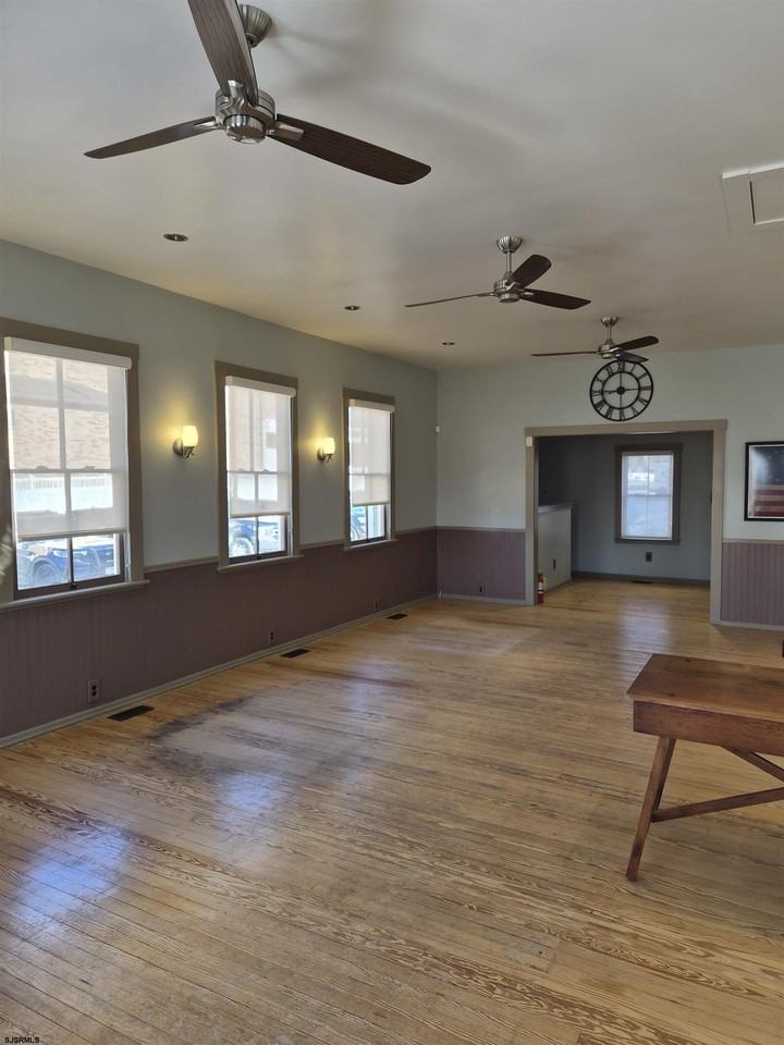 220 Vine St - Photo 2 of 3