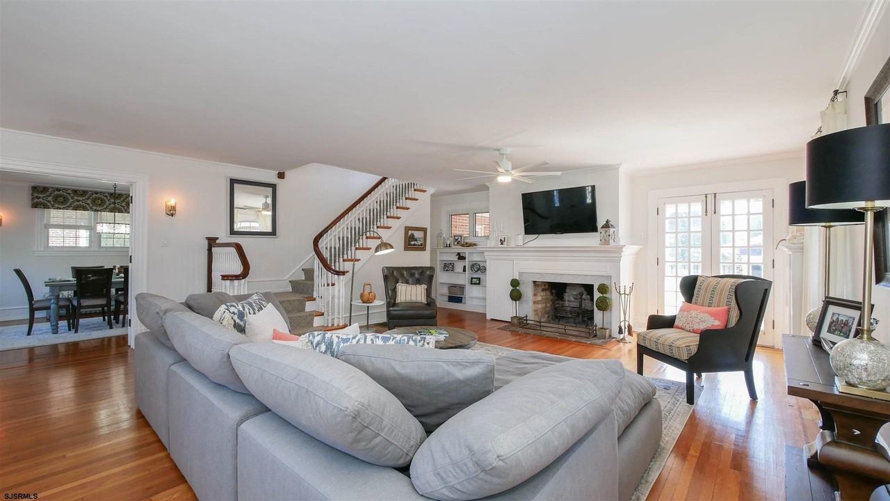 6104 Ventnor Ave - Photo 4 of 26