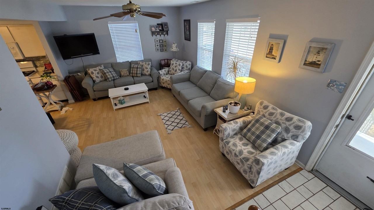 9604 Ventnor Ave - Photo 3 of 16