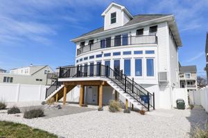 featured image of 136 Lincoln Dr
