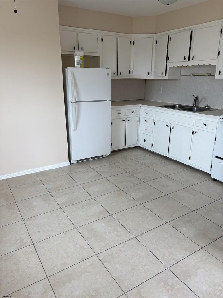 709 N Dudley Ave #F12 - Photo 2 of 7