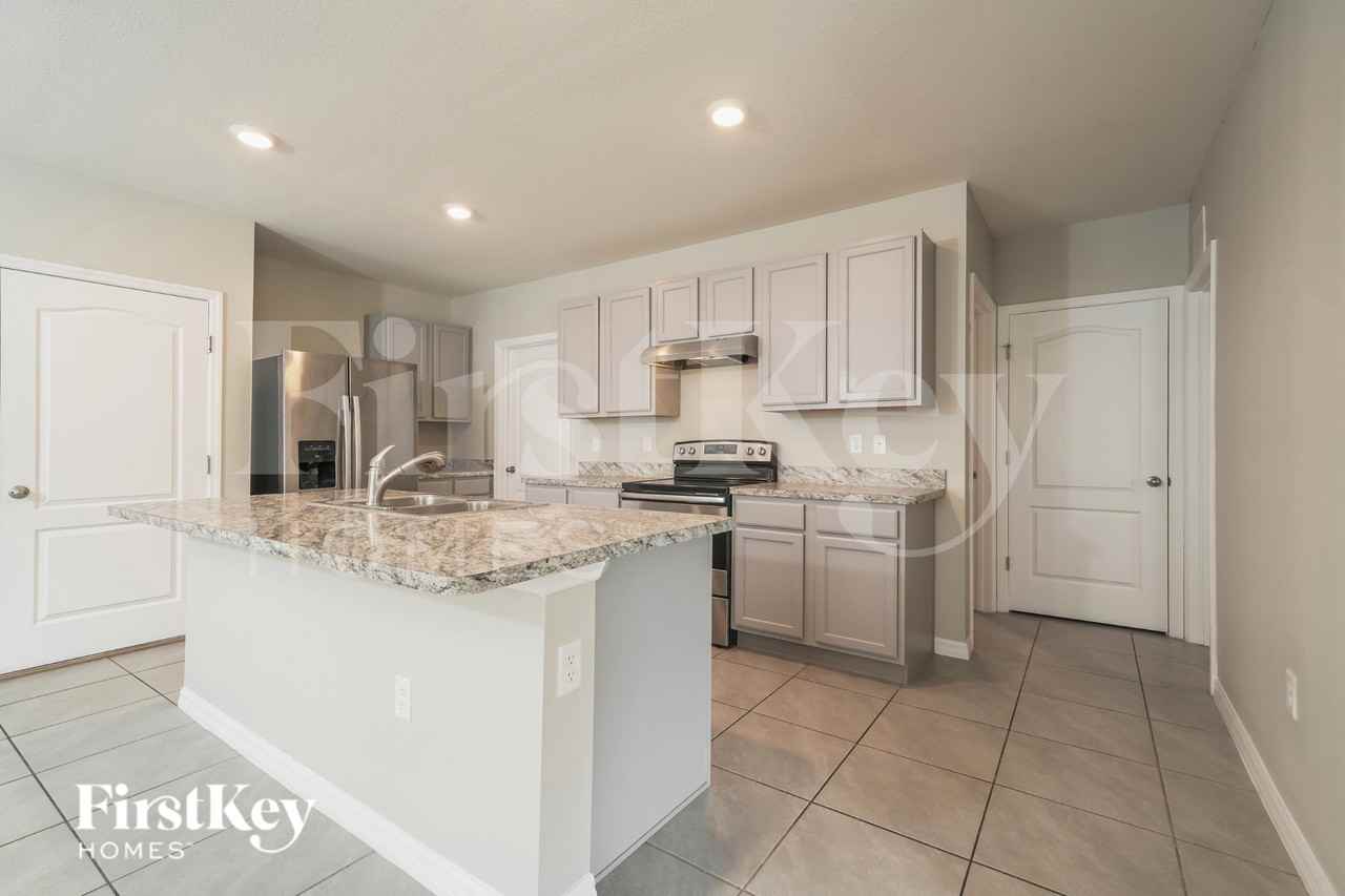 1055 Andean Ln - Photo 5 of 19