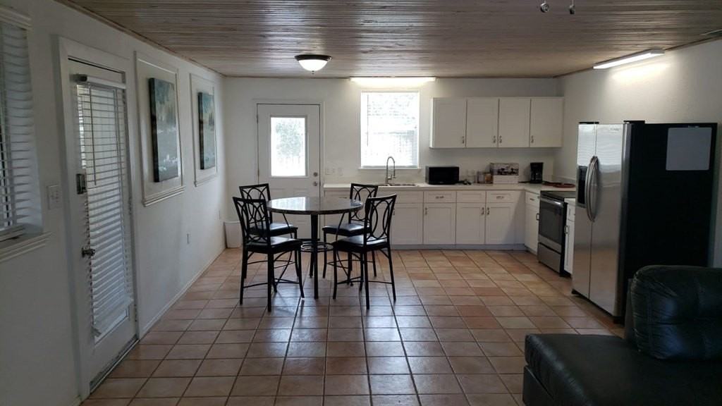 123 E Dolphin St #2 - Photo 4 of 11