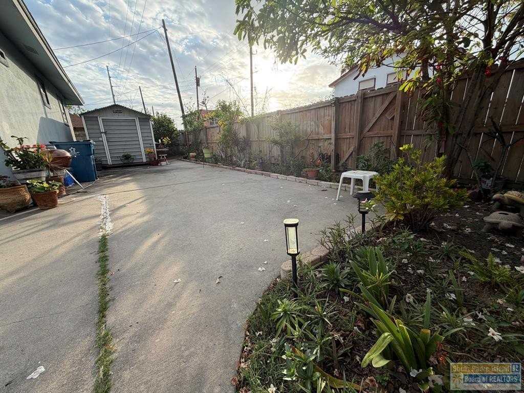 121 E Madison St - Photo 3 of 9