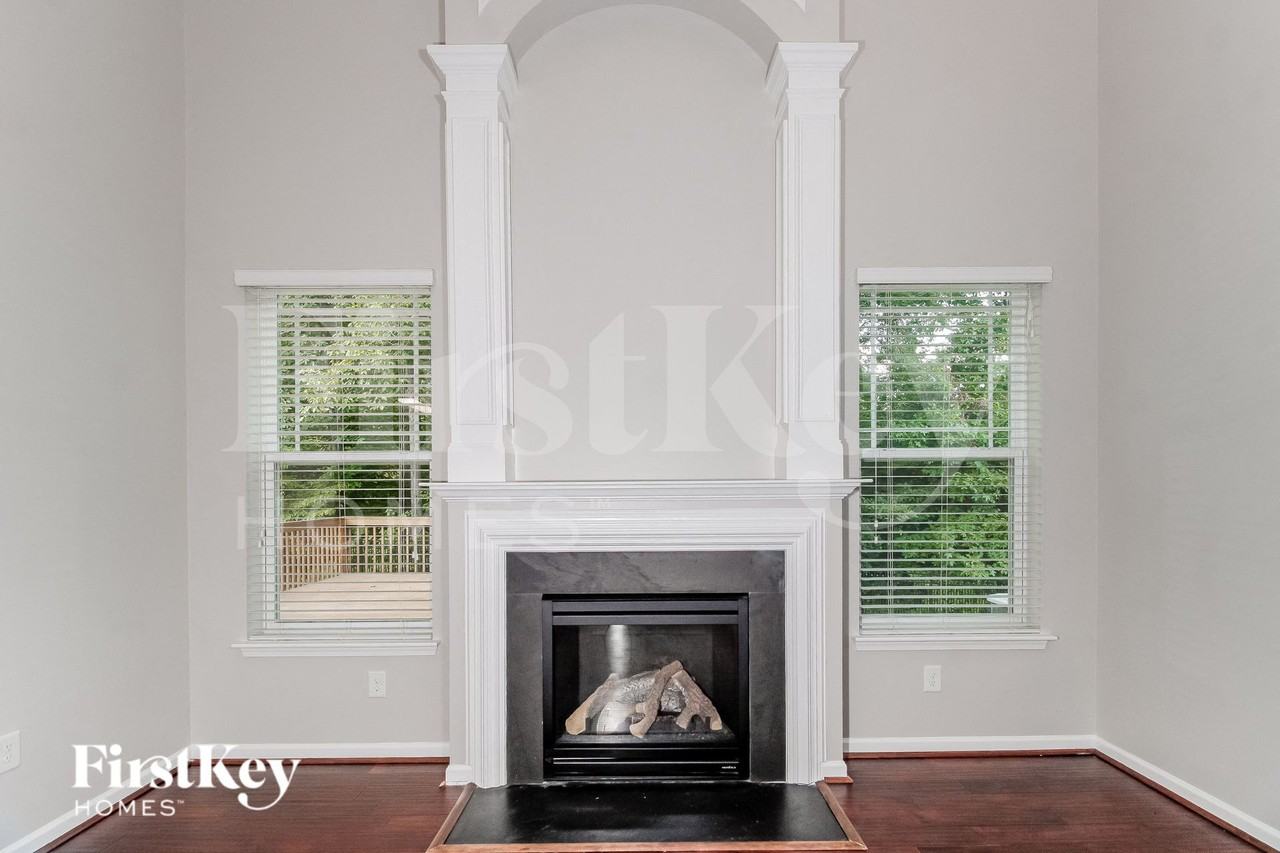 2675 Lamplight Cir - Photo 2 of 15
