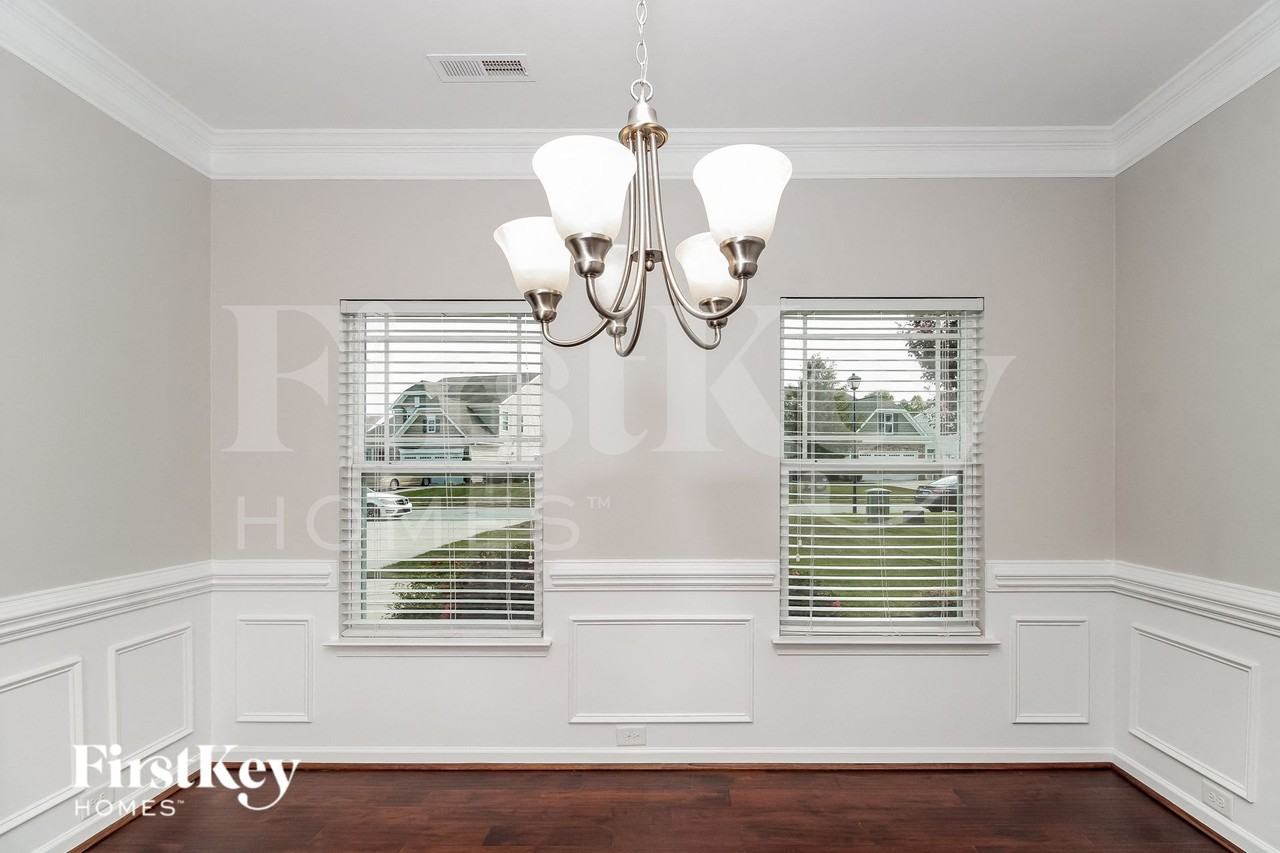 2675 Lamplight Cir - Photo 3 of 15