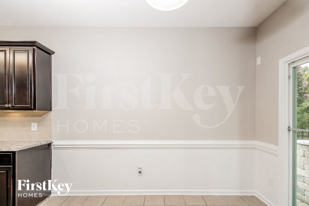 2675 Lamplight Cir - Photo 4 of 15