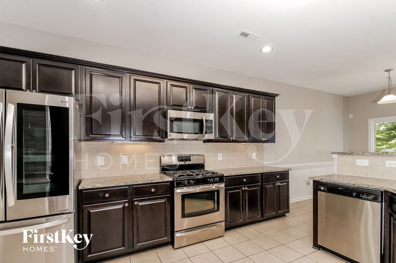2675 Lamplight Cir - Photo 5 of 15