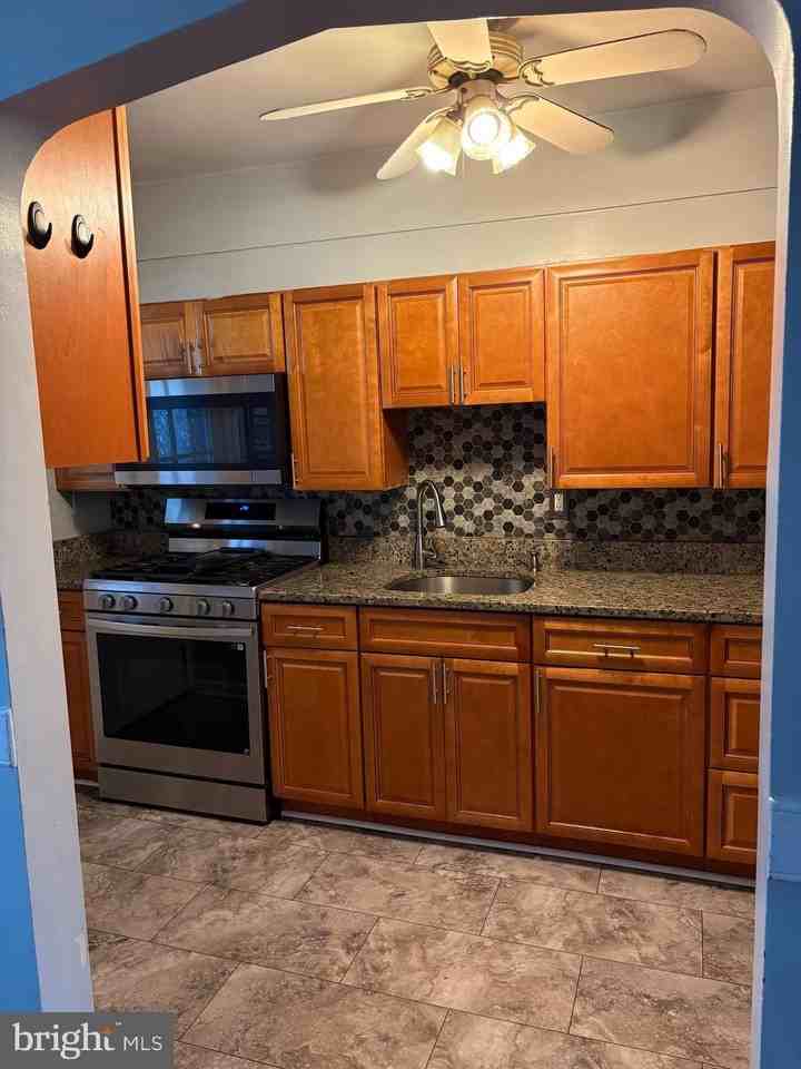 1542 Becklow Ave - Photo 4 of 20