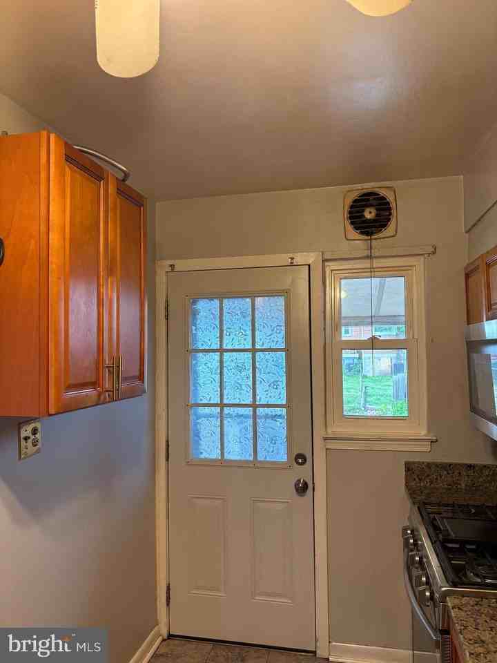 1542 Becklow Ave - Photo 6 of 20