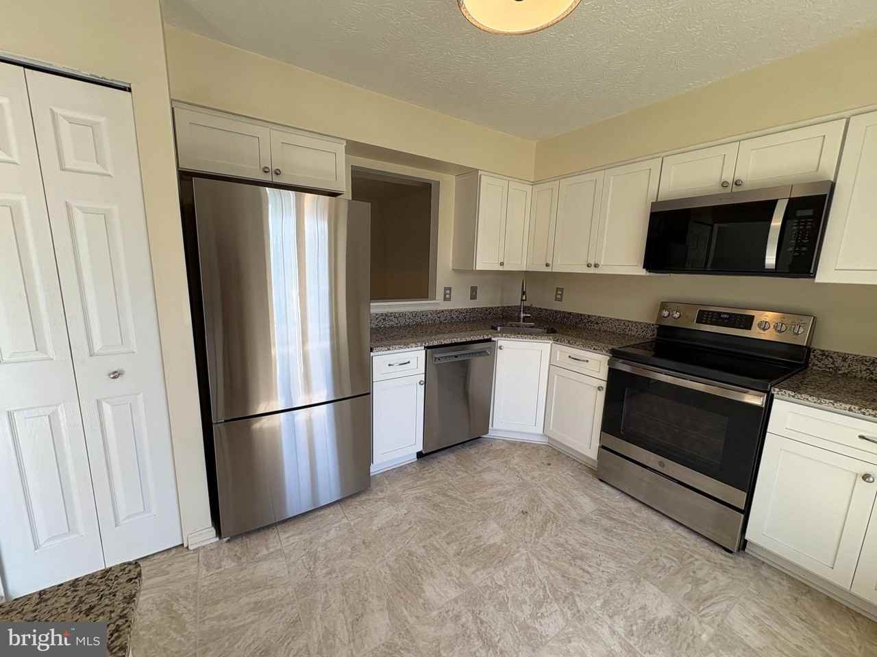2814 Meredith Ct - Photo 3 of 24