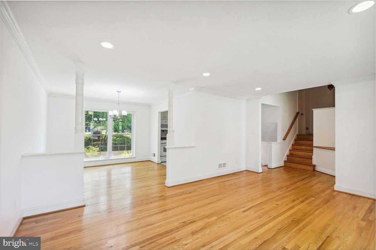 5916 Greentree Rd - Photo 4 of 27