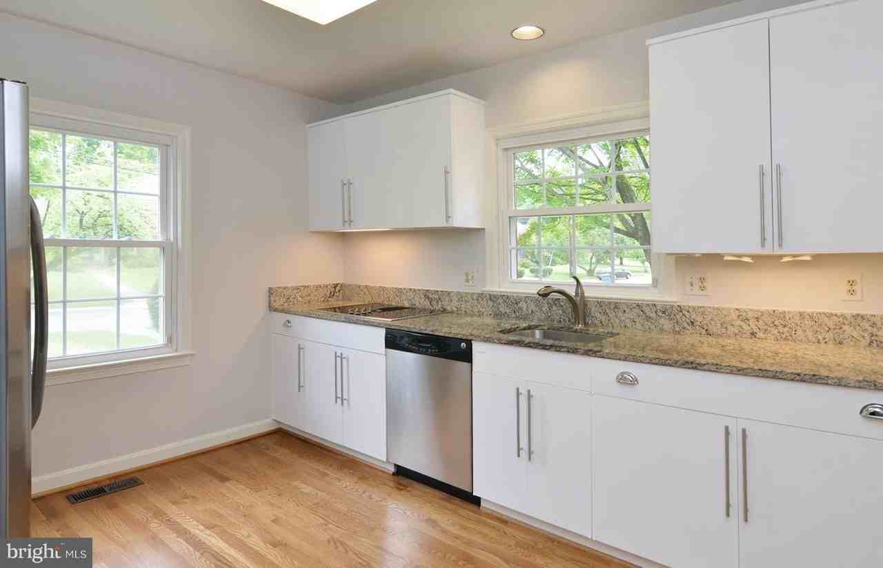 7208 Marbury Rd - Photo 7 of 30