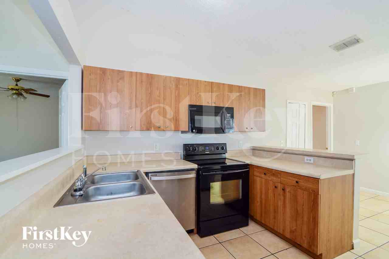 122 Barrington Dr - Photo 5 of 19